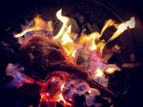 comment faire un steak caveman style - steak cuit dans le charbon