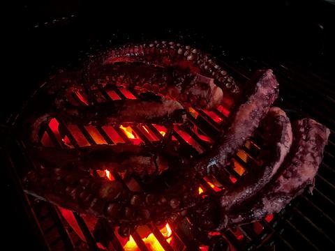 cuisson de la pieuvre sur le barbecue 