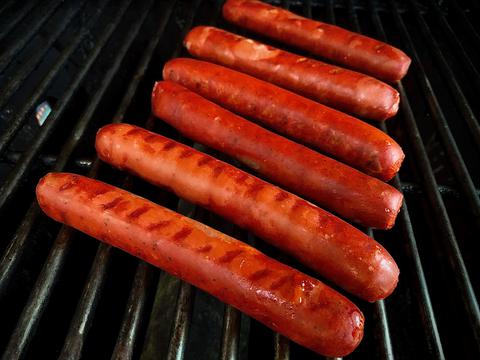 cuisson saucisse hot dog au barbecue 